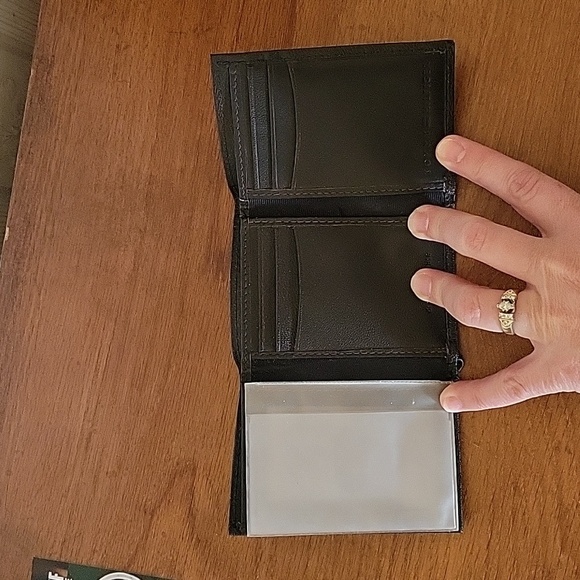 Tommy Hilfiger tri-fold wallet - Picture 2 of 4